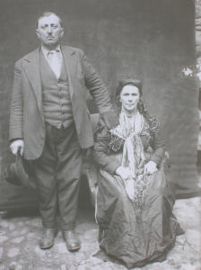 Ritratto marito e moglie in abiti tradizionali (1920 - 1930)